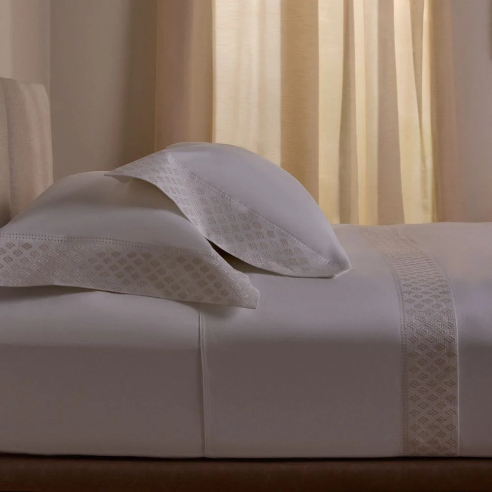 Jogo de Cama S. King Buddemeyer Luxus Prisma, 400 fios 100% Algodão, fio Penteado Branco c/ bordado dourado, 4 peças.